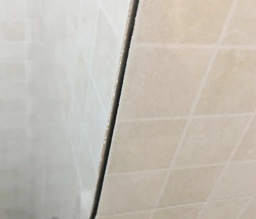 鄂城瓷砖空鼓维修公司分享阳台瓷砖脱落的修复过程可以分为以下几个步骤