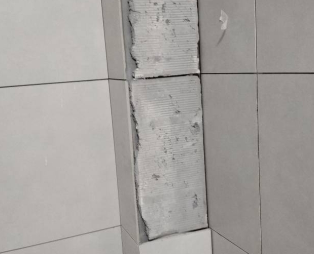 鄂城瓷砖空鼓维修公司分享下瓷砖施工前基层浇水润湿程度不足，可能导致以下问题